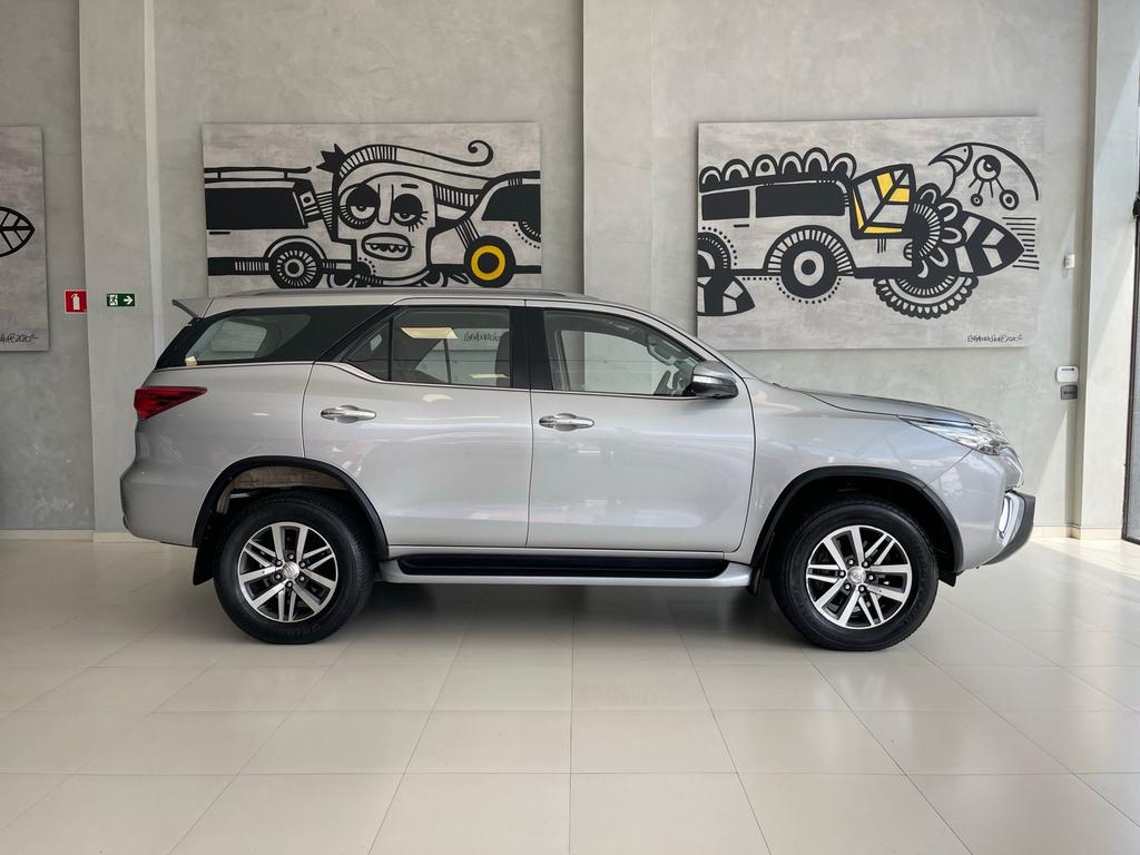 TOYOTA Hilux SW4 - Foto