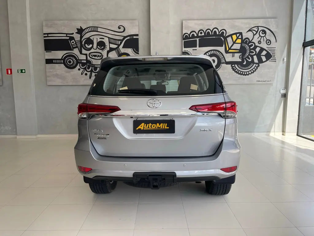 TOYOTA Hilux SW4 - Foto