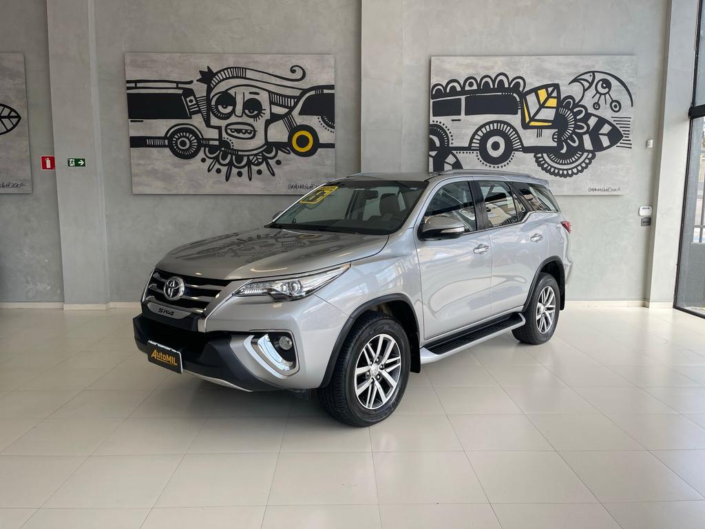 TOYOTA Hilux SW4 - Foto