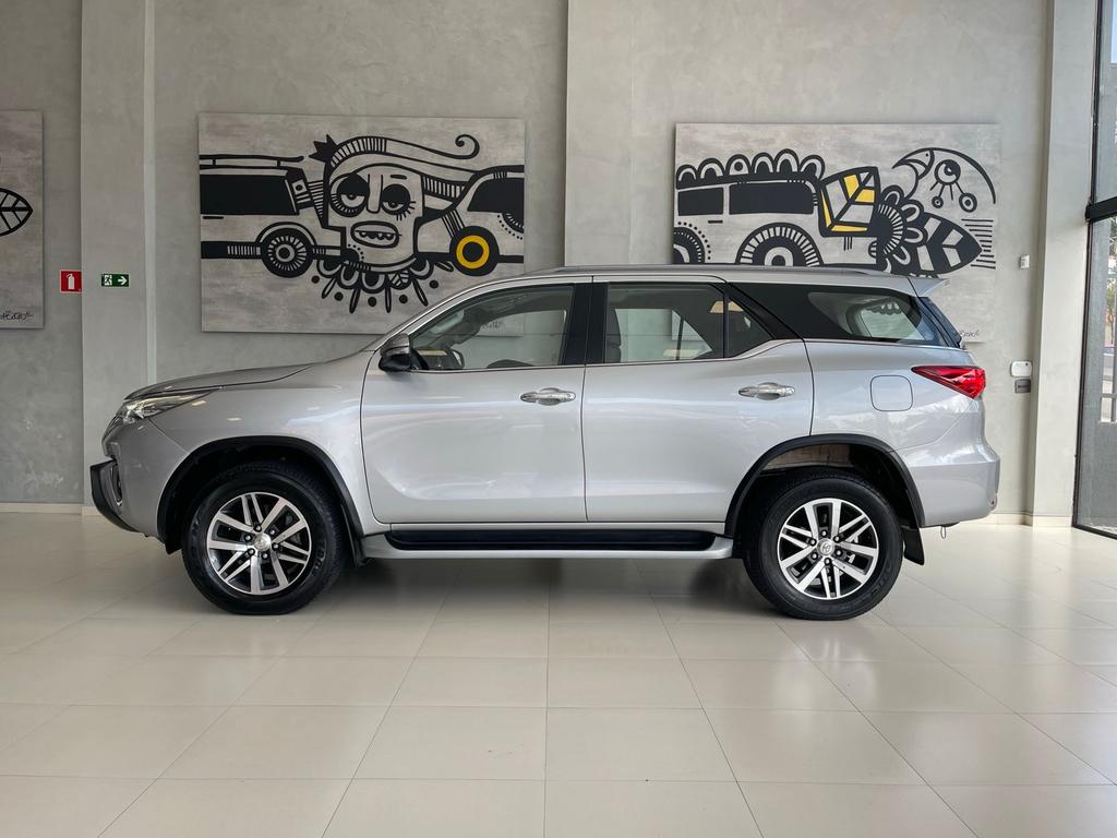 TOYOTA Hilux SW4 - Foto
