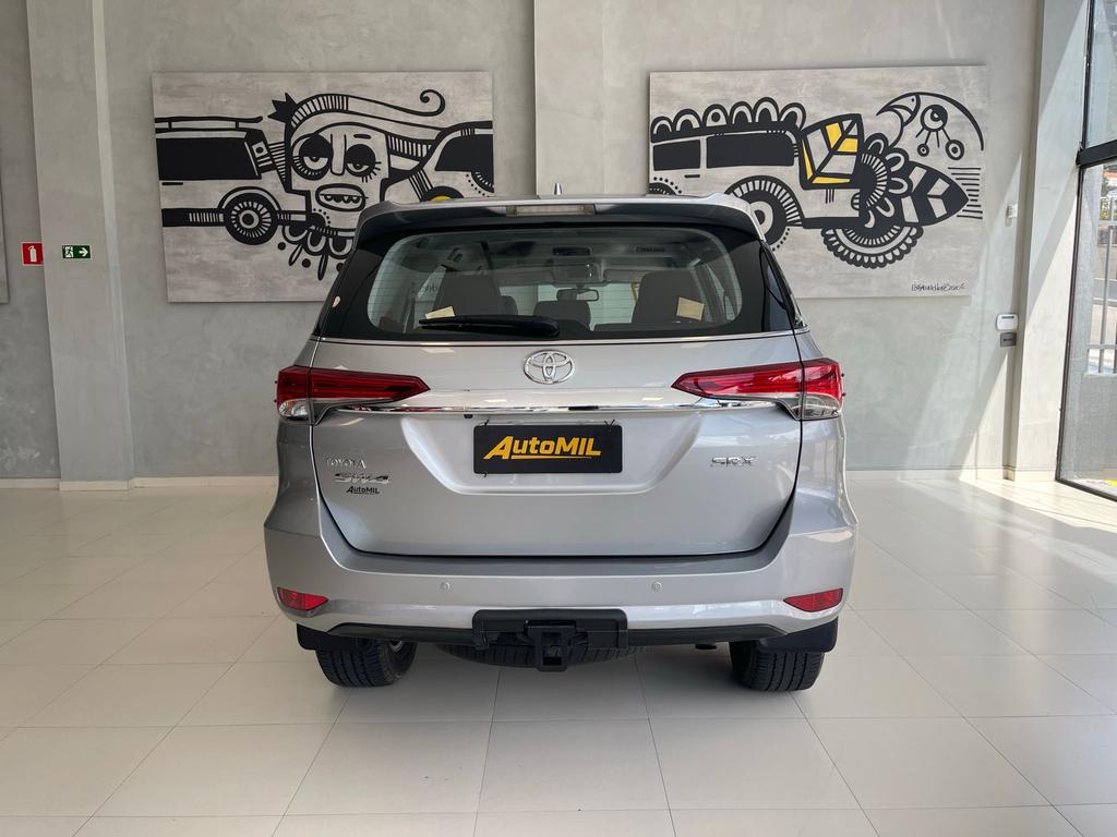 TOYOTA Hilux SW4 - Foto