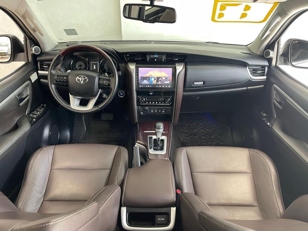 TOYOTA Hilux SW4 - Foto
