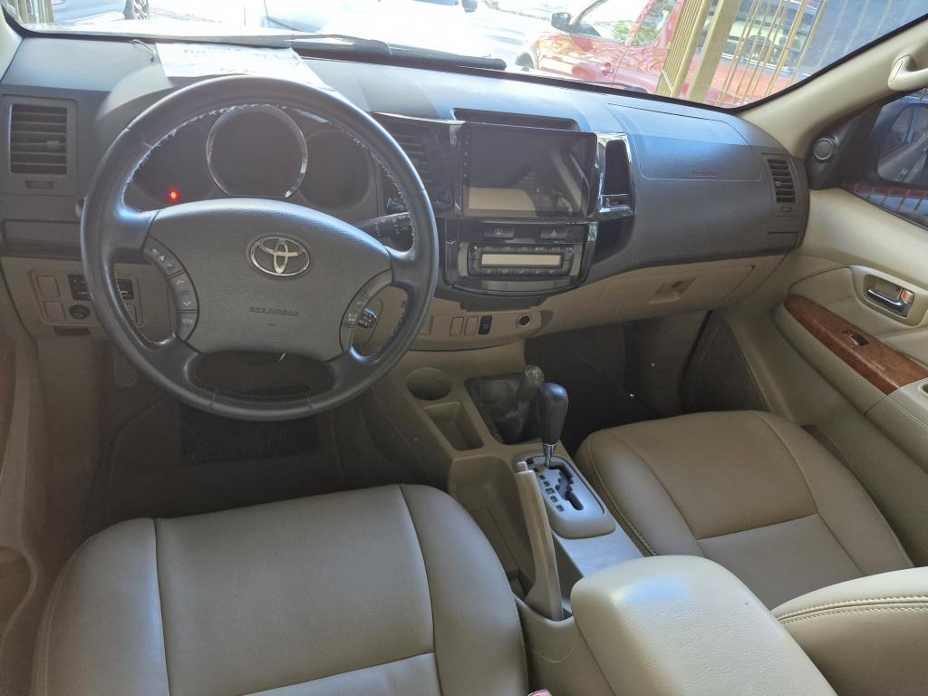 TOYOTA Hilux SW4 - Foto