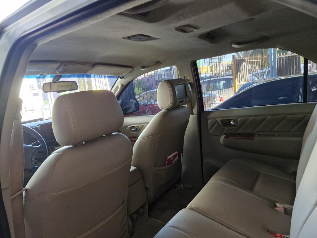 TOYOTA Hilux SW4 - Foto