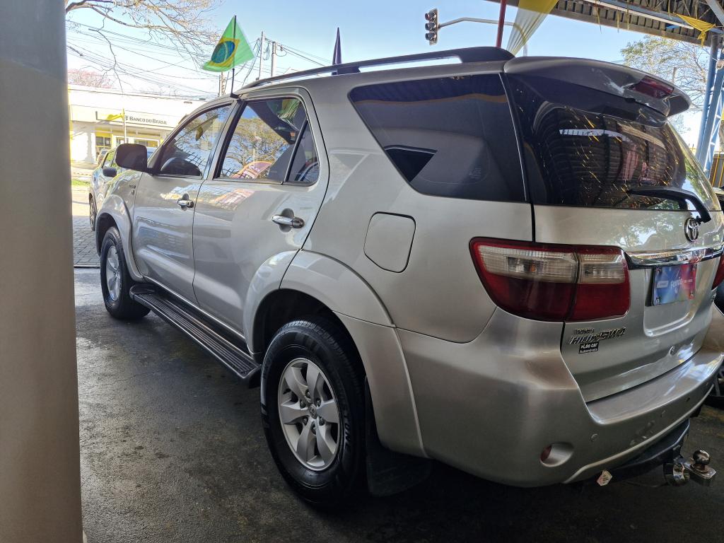 TOYOTA Hilux SW4 - Foto