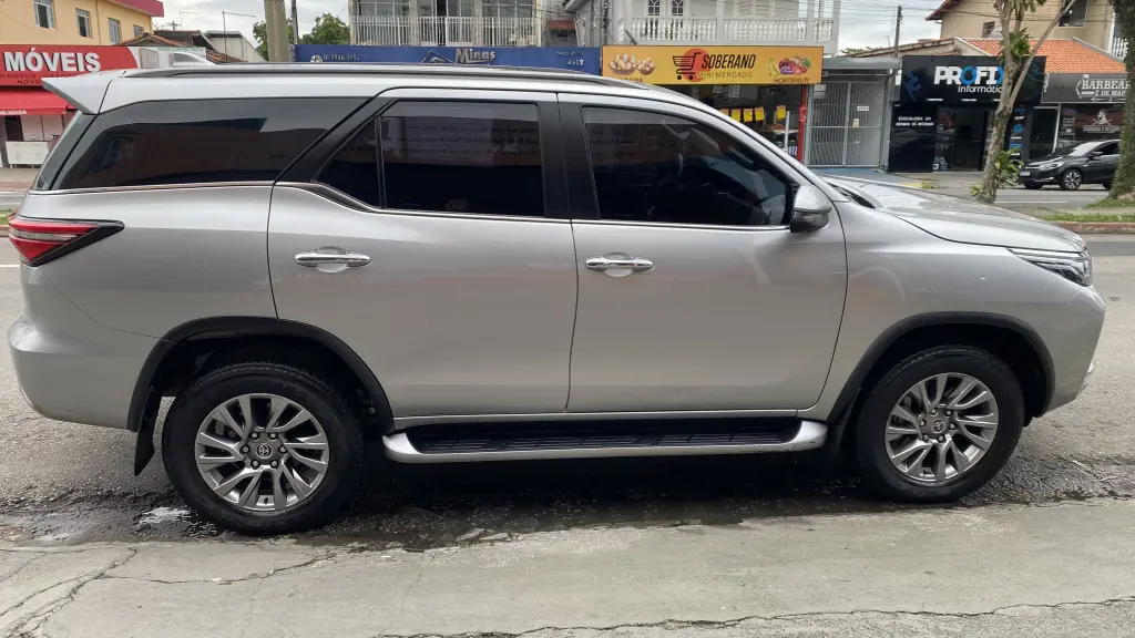 TOYOTA Hilux SW4 - Foto