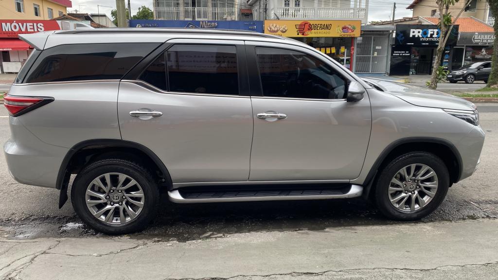 TOYOTA Hilux SW4 - Foto