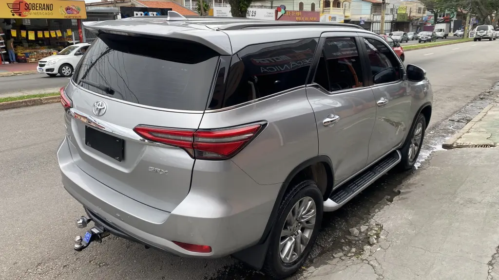 TOYOTA Hilux SW4 - Foto