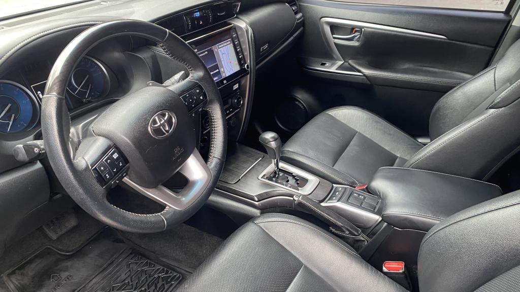 TOYOTA Hilux SW4 - Foto