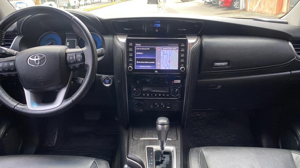 TOYOTA Hilux SW4 - Foto