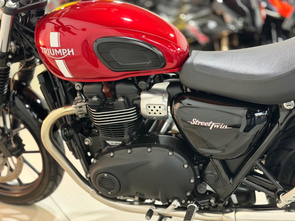 TRIUMPH Street Twin 900 - Foto