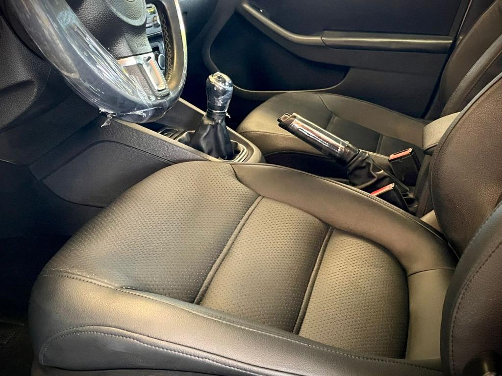 VOLKSWAGEN Jetta - Foto