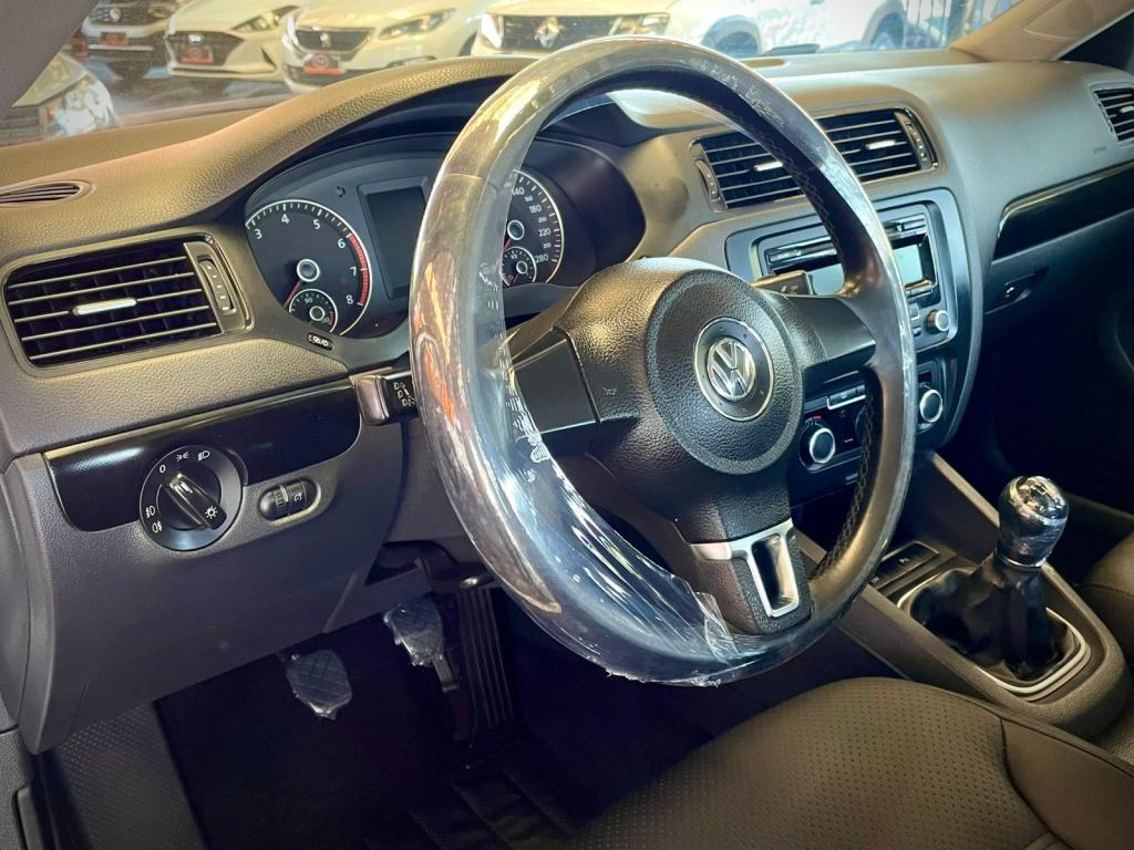 VOLKSWAGEN Jetta - Foto