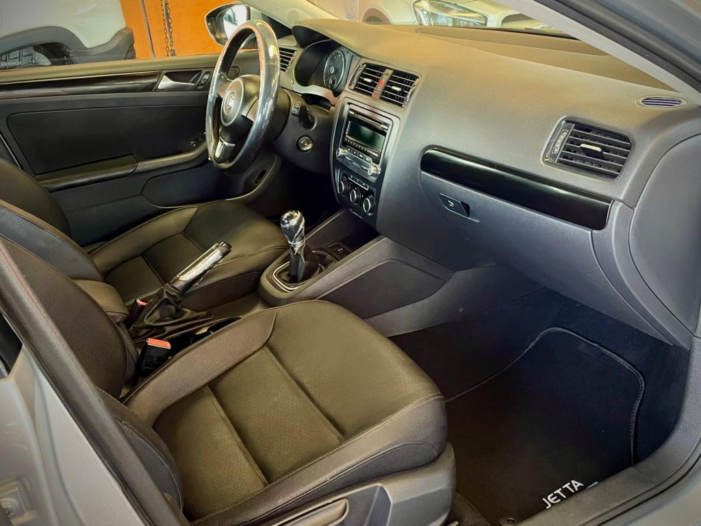 VOLKSWAGEN Jetta - Foto