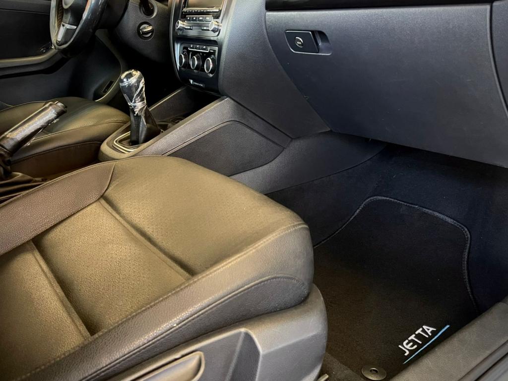 VOLKSWAGEN Jetta - Foto