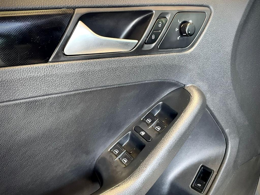 VOLKSWAGEN Jetta - Foto