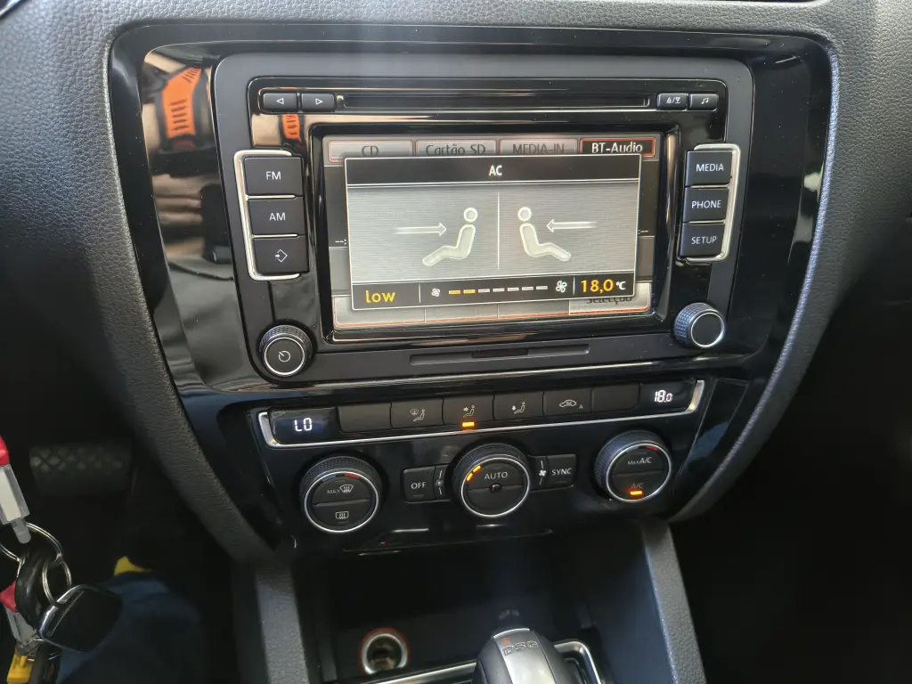 VOLKSWAGEN Jetta - Foto