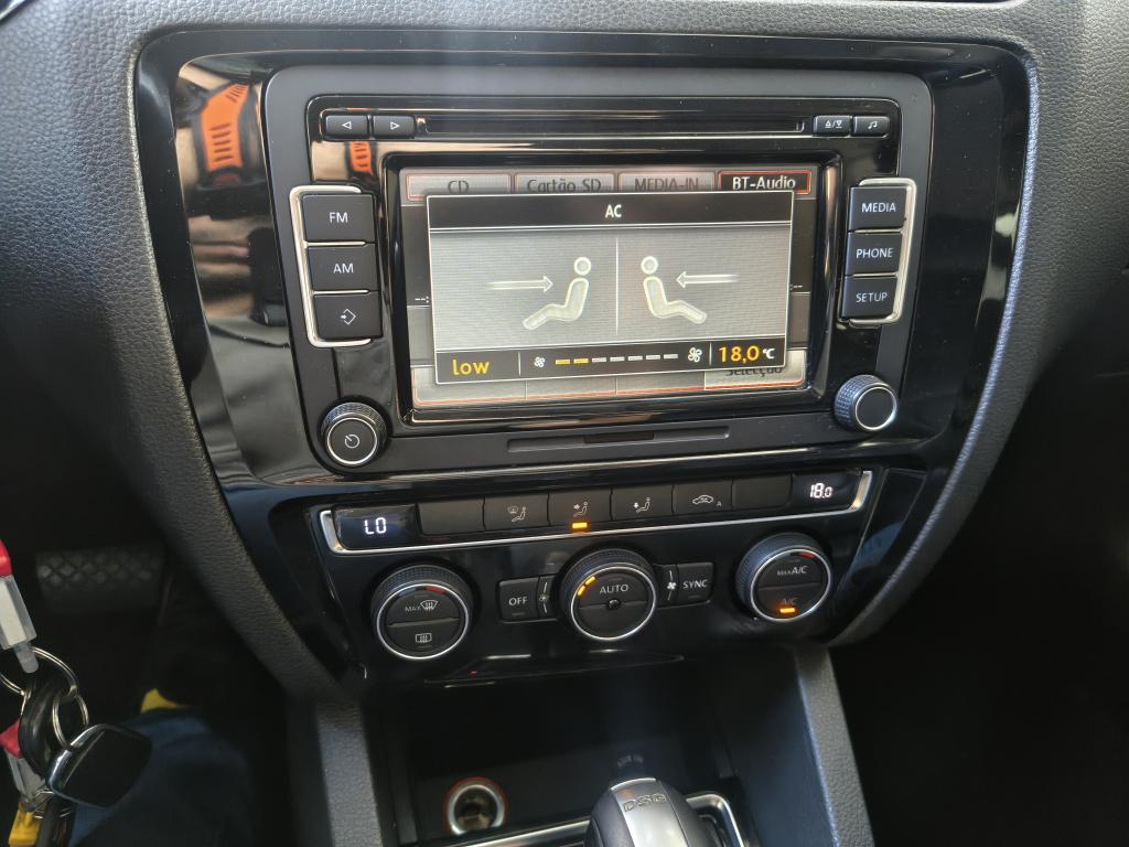 VOLKSWAGEN Jetta - Foto