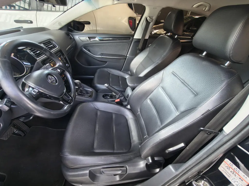 VOLKSWAGEN Jetta - Foto