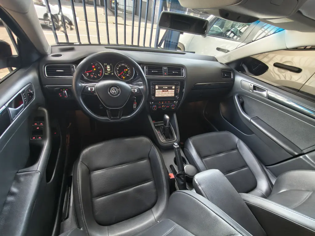 VOLKSWAGEN Jetta - Foto
