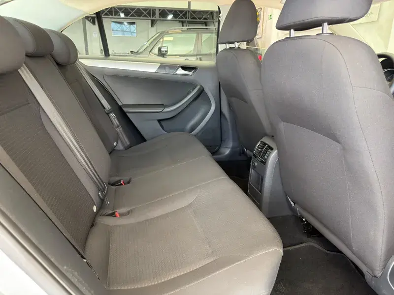 VOLKSWAGEN Jetta - Foto