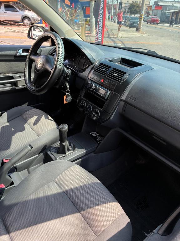 VOLKSWAGEN Polo Sedan - Foto