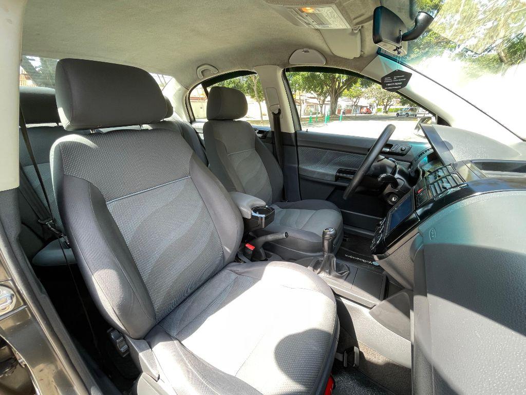 VOLKSWAGEN Polo Sedan - Foto