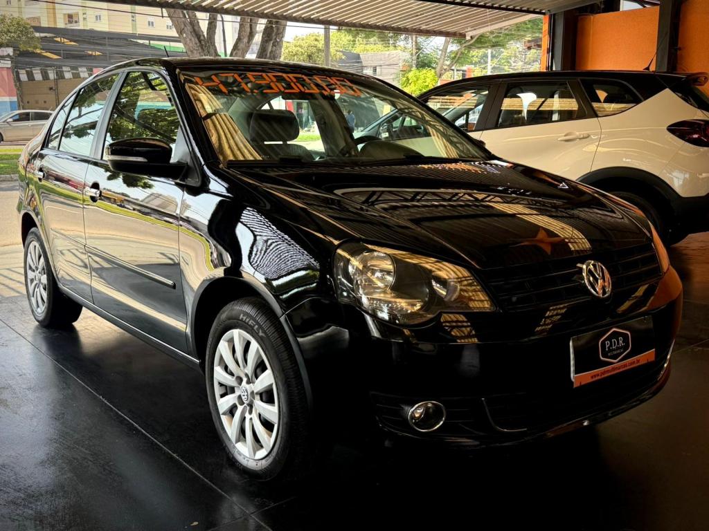 VOLKSWAGEN Polo Sedan - Foto
