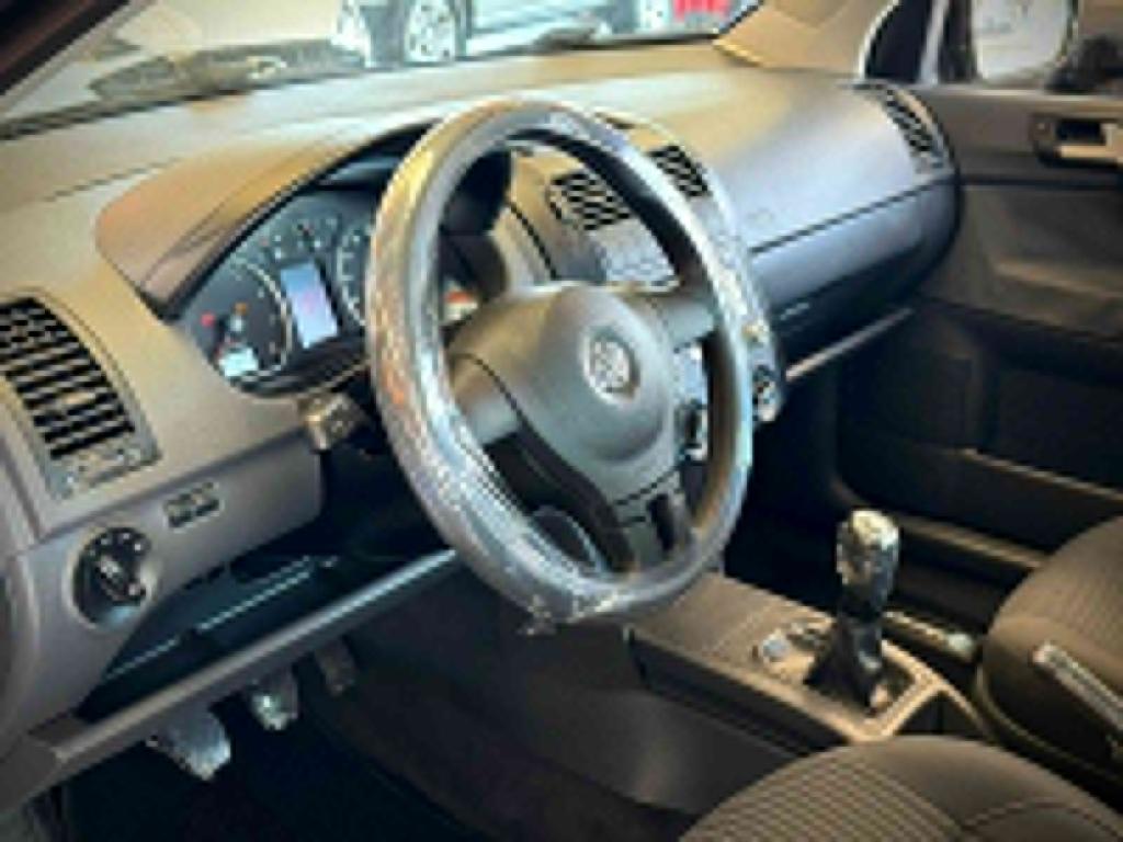 VOLKSWAGEN Polo Sedan - Foto