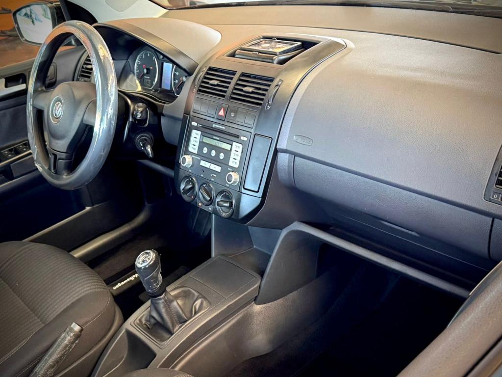 VOLKSWAGEN Polo Sedan - Foto