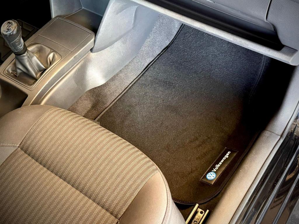 VOLKSWAGEN Polo Sedan - Foto