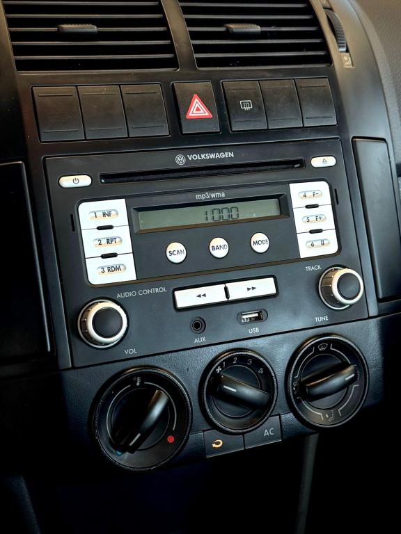 VOLKSWAGEN Polo Sedan - Foto