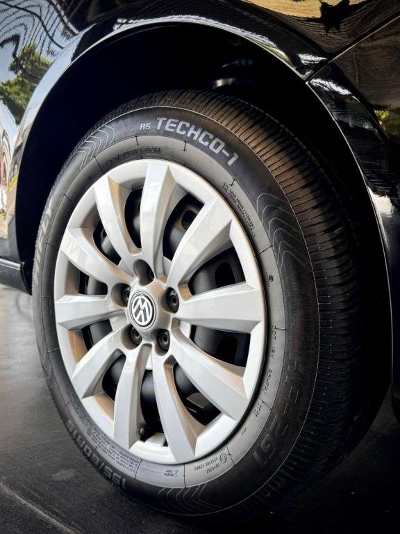 VOLKSWAGEN Polo Sedan - Foto