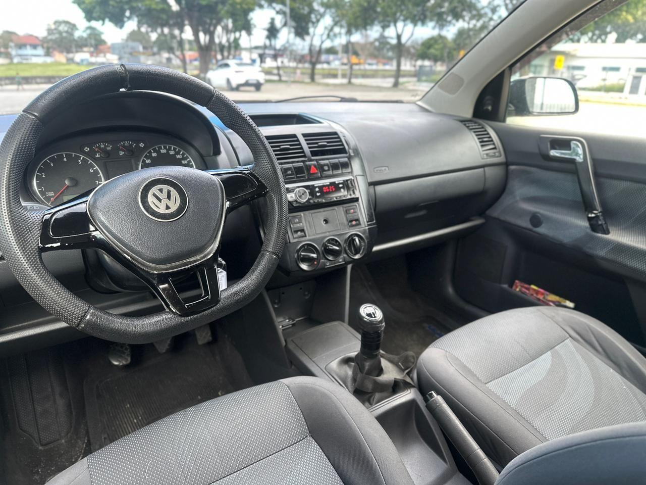 VOLKSWAGEN Polo Sedan - Foto