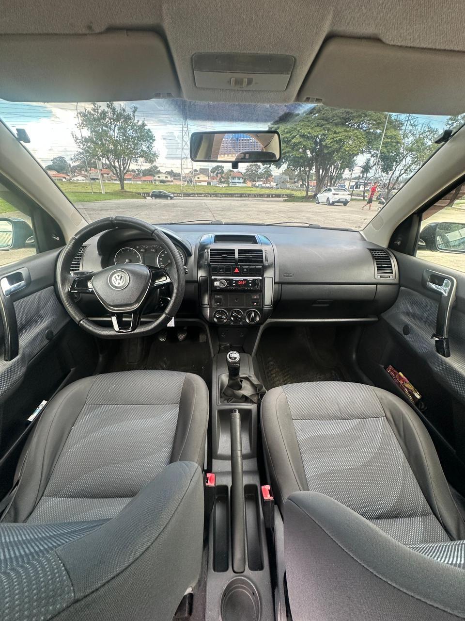 VOLKSWAGEN Polo Sedan - Foto