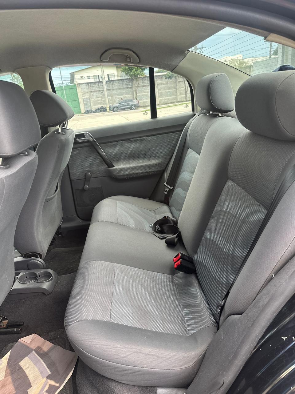 VOLKSWAGEN Polo Sedan - Foto