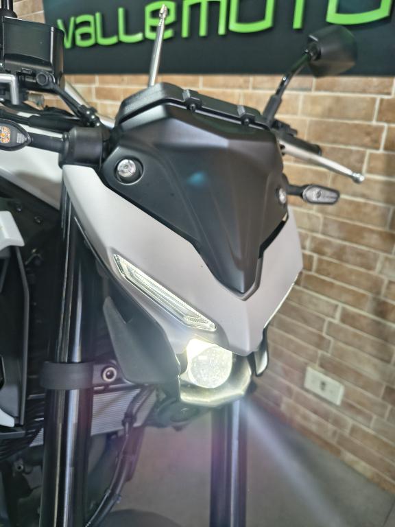 YAMAHA MT-03 300 - Foto