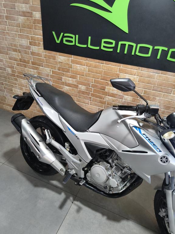 YAMAHA YS Fazer 250 - Foto