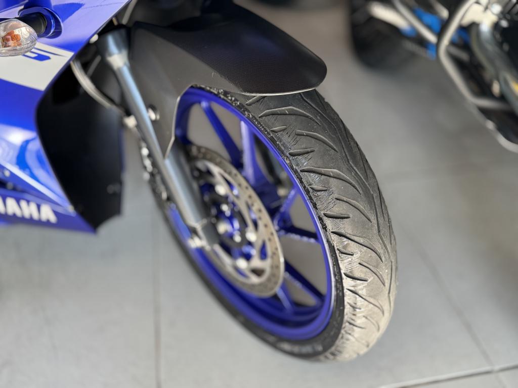 YAMAHA YZF R15 150 - Foto