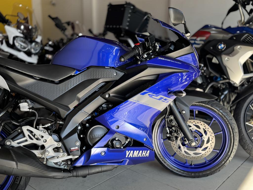 YAMAHA YZF R15 150 - Foto