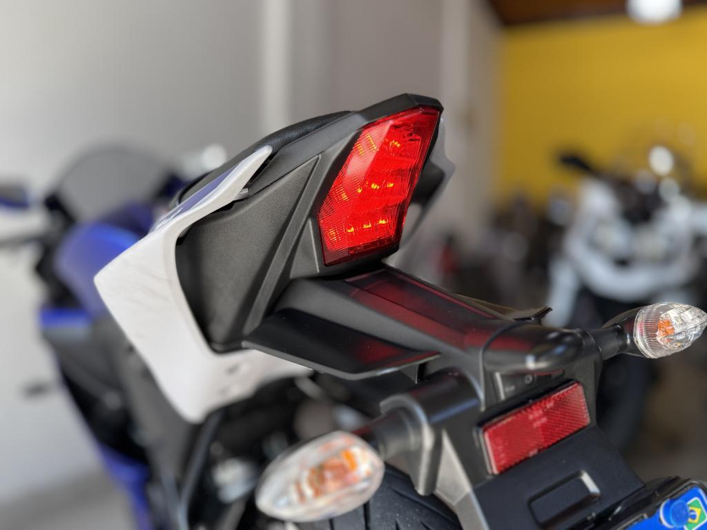 YAMAHA YZF R15 150 - Foto