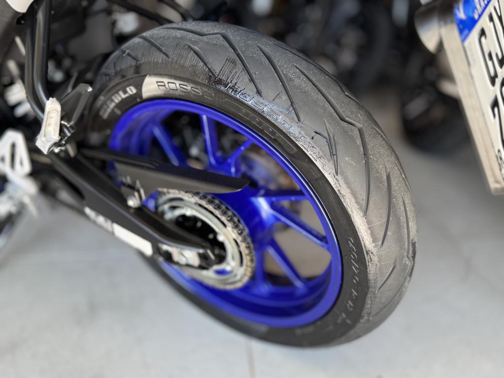 YAMAHA YZF R15 150 - Foto