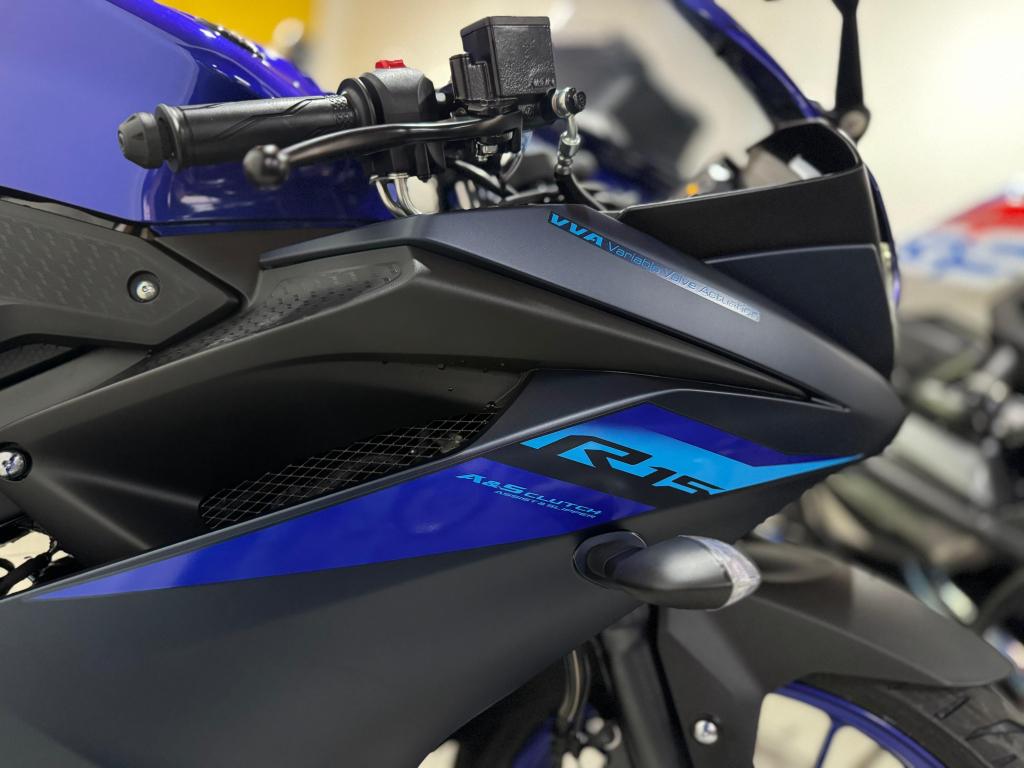 YAMAHA YZF R15 150 - Foto