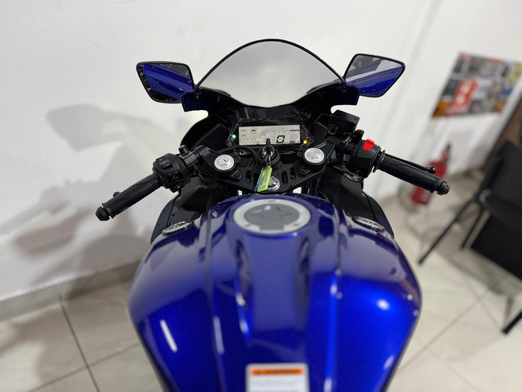 YAMAHA YZF R15 150 - Foto