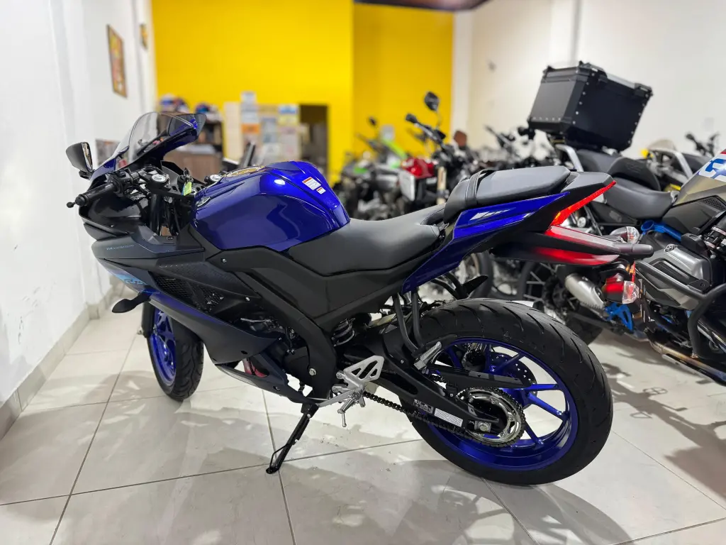 YAMAHA YZF R15 150 - Foto