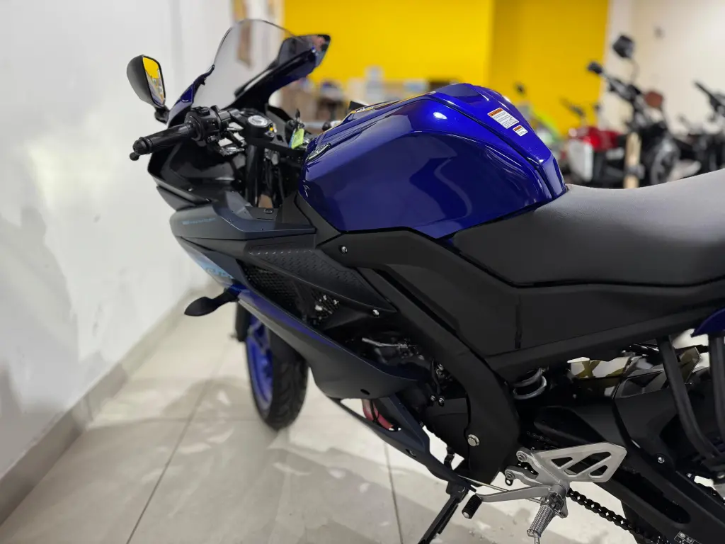 YAMAHA YZF R15 150 - Foto
