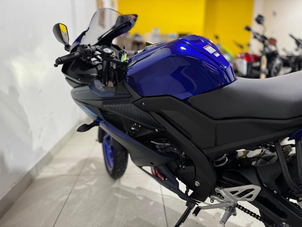 YAMAHA YZF R15 150 - Foto