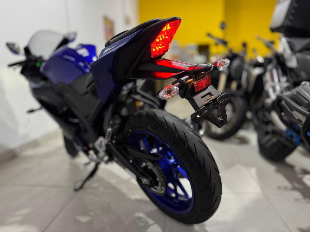 YAMAHA YZF R15 150 - Foto