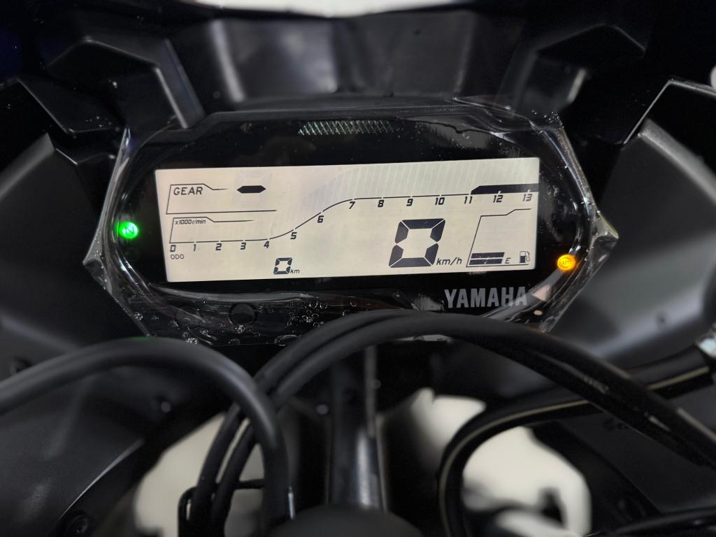 YAMAHA YZF R15 150 - Foto