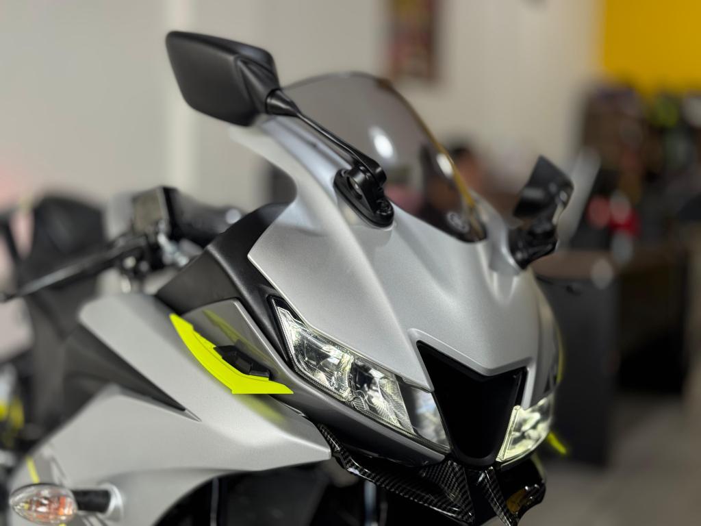 YAMAHA YZF R15 150 - Foto